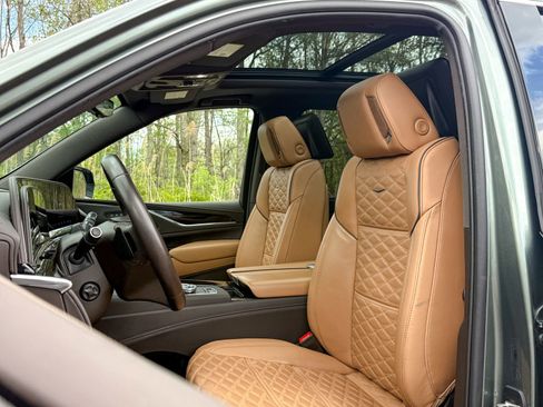 Used 2024 Cadillac Escalade Premium Luxury w/ Performance Package AWD/4WD image 17