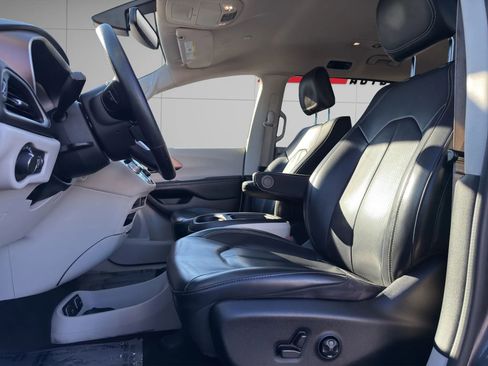 Used 2020 Chrysler Voyager Lxi image 13