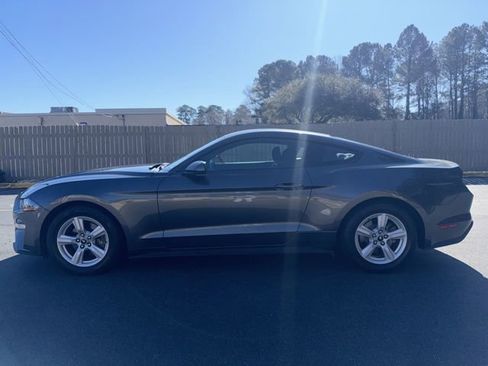 Used 2018 Ford Mustang Coupe image 2