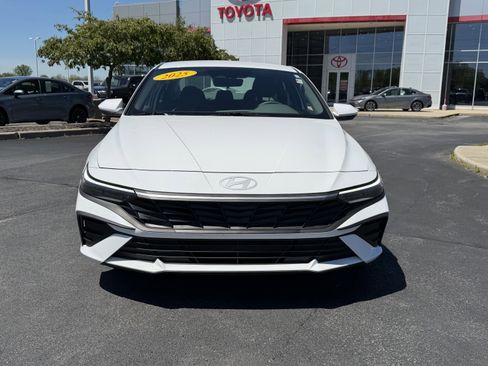 Used 2025 Hyundai Elantra SE FWD image 2