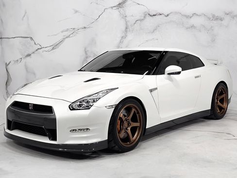 Used 2015 Nissan GT-R Premium image 6