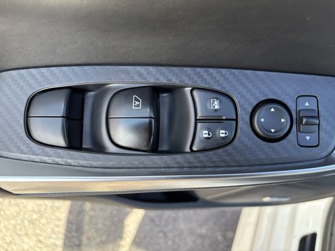 Used 2025 Nissan Sentra SR w/ SR Premium Package image 19