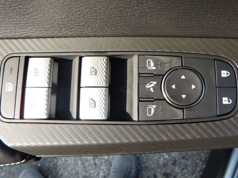 New 2025 Mitsubishi Outlander SE image 13