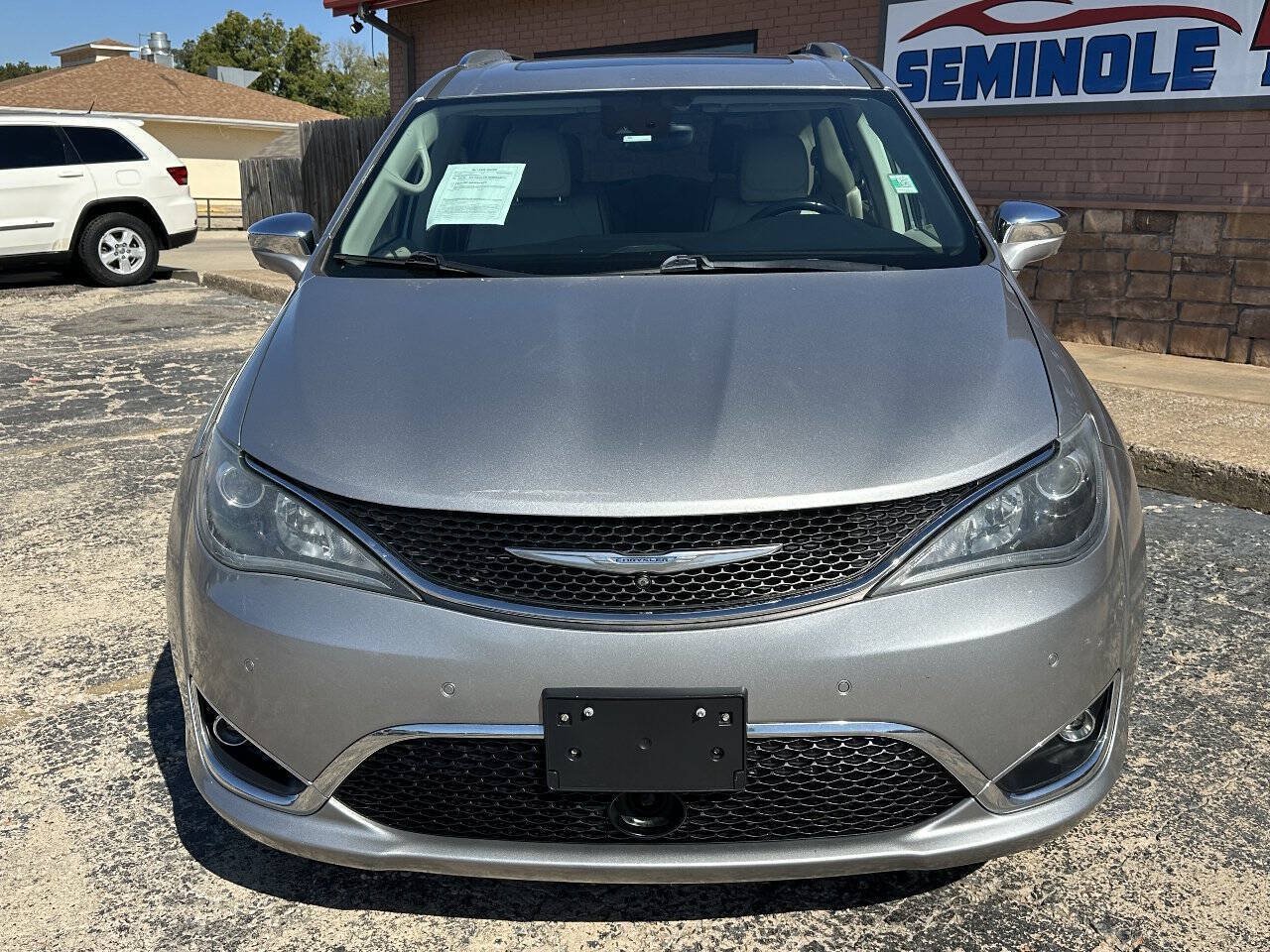 Used 2017 Chrysler Pacifica Limited w/ Advanced Safetytec Group FWD image 4