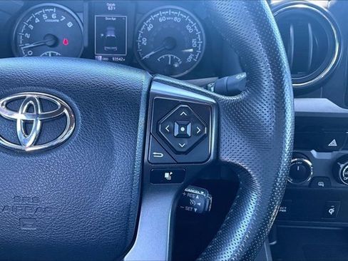 Used 2017 Toyota Tacoma TRD Sport AWD/4WD image 12