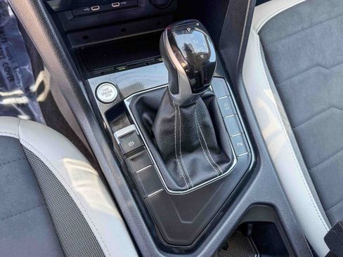 Used 2025 Volkswagen Taos SE FWD image 18