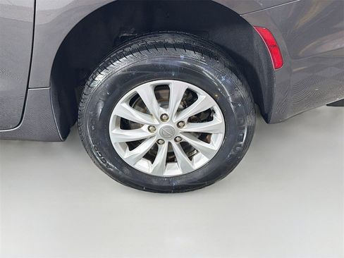 Used 2017 Chrysler Pacifica Touring-L image 33