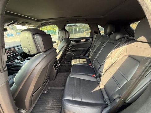 Used 2021 Porsche Cayenne image 10