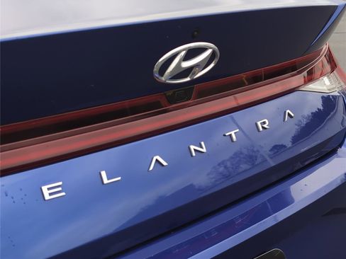 Used 2021 Hyundai Elantra SEL w/ Convenience + Premium Package image 10