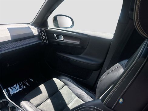 Used 2019 Volvo XC40 T5 R-Design AWD/4WD image 25