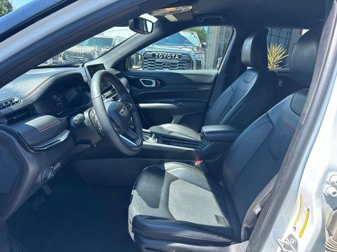 Used 2025 Jeep Compass Trailhawk AWD/4WD image 11