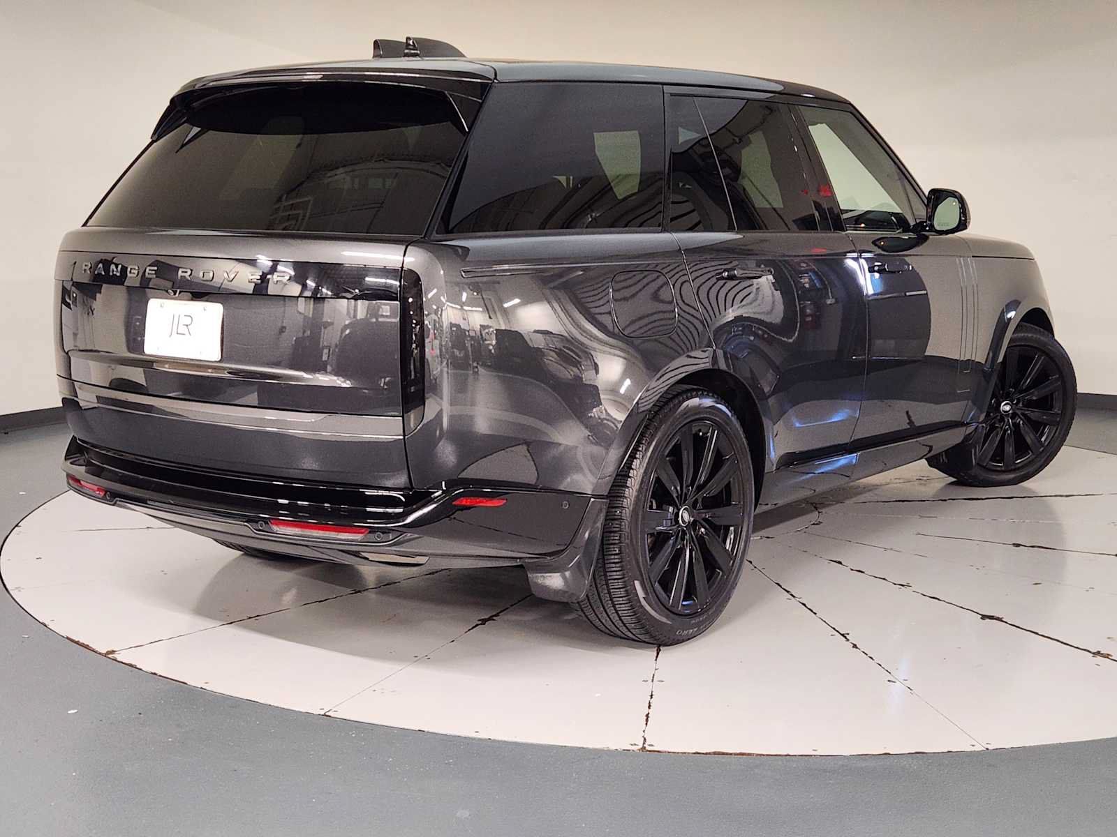 Used 2025 Land Rover Range Rover SE AWD/4WD image 2