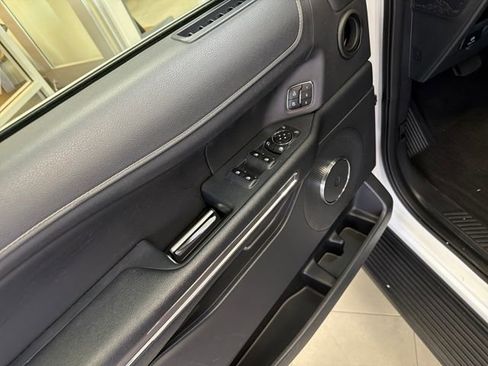 Used 2024 Ford Expedition XLT image 14