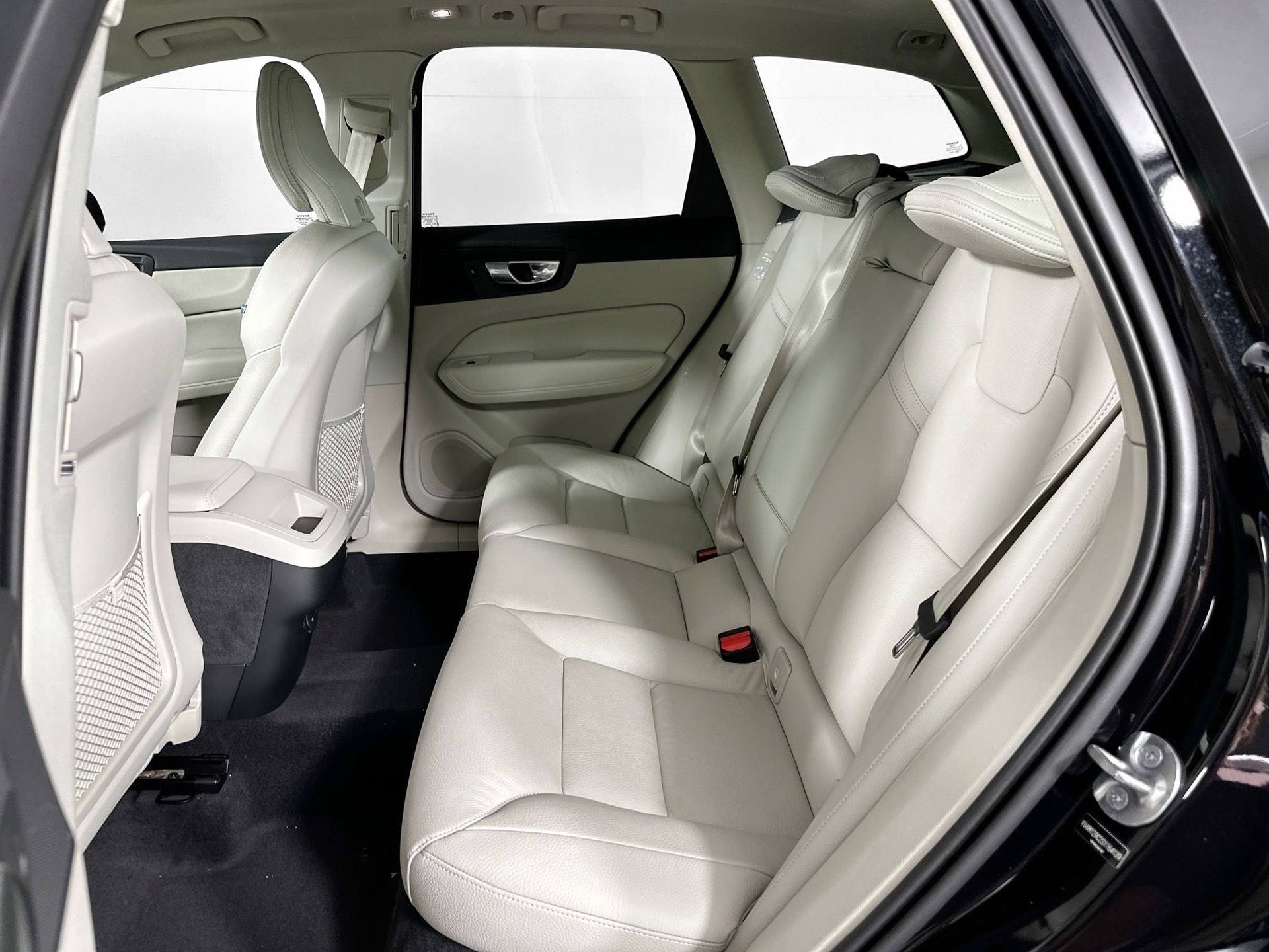 Certified 2025 Volvo XC60 B5 Plus w/ Protection Package Premier AWD/4WD image 19