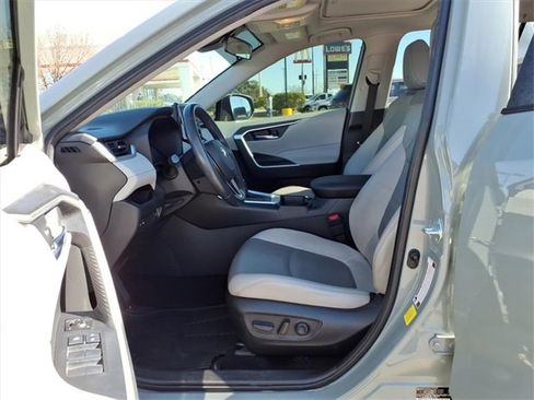 Used 2021 Toyota RAV4 XLE Premium image 14