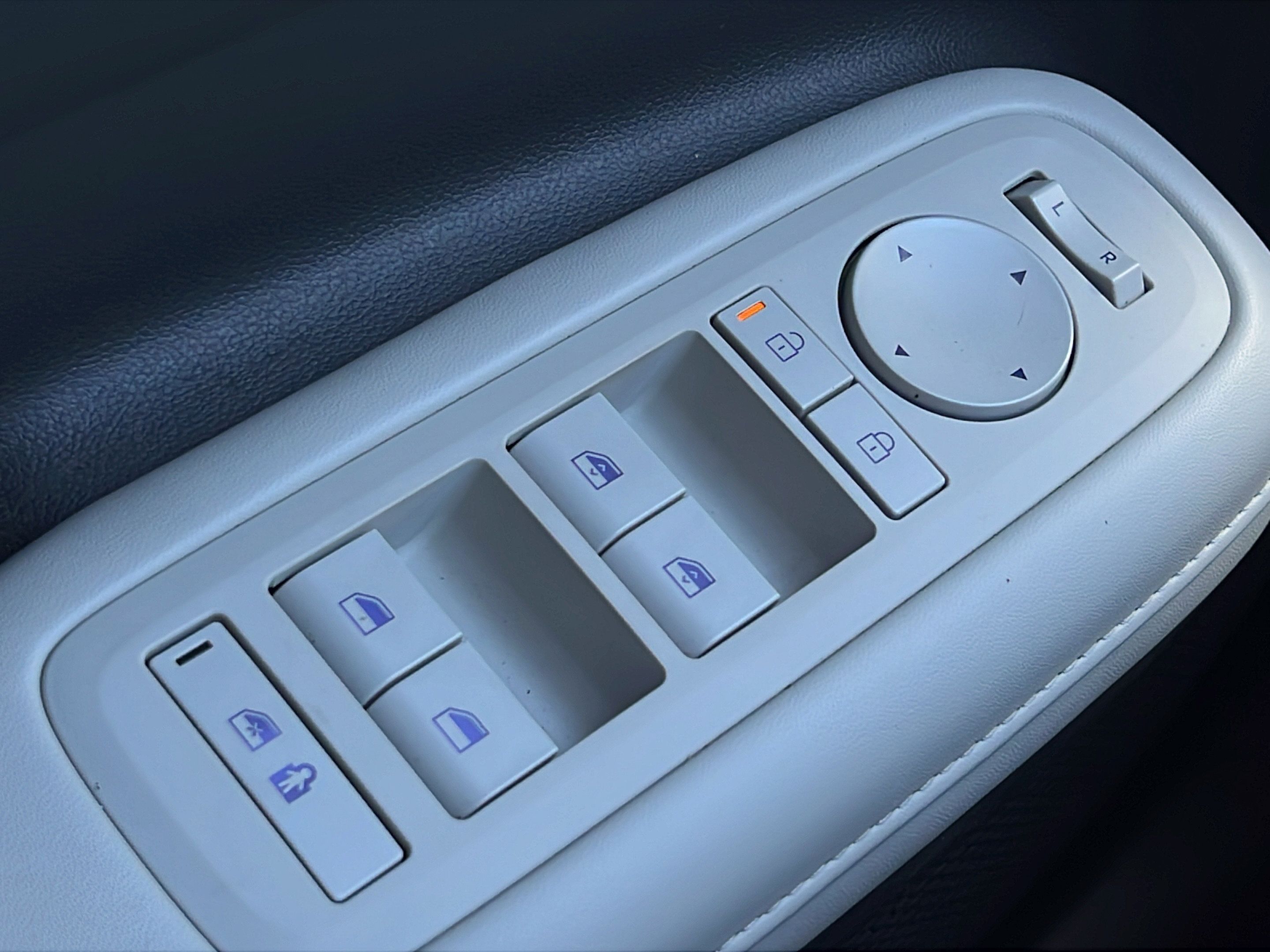 Used 2025 Hyundai Santa Fe SEL FWD image 17