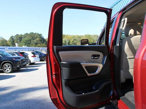 Used 2017 Nissan Titan SV image 19
