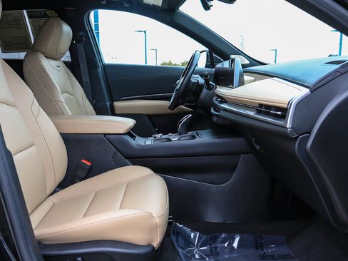 Used 2024 Cadillac XT4 Luxury w/ Cold Weather Package FWD image 16