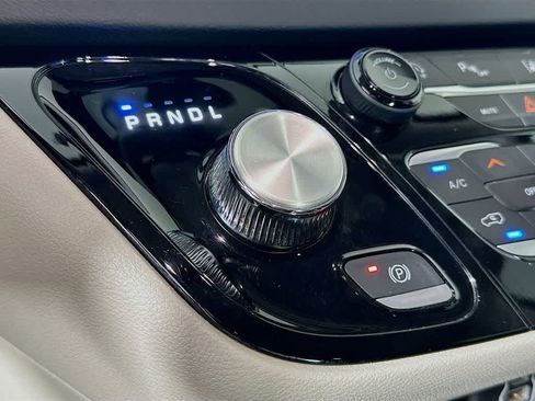 Used 2023 Chrysler Pacifica Touring-L FWD image 19