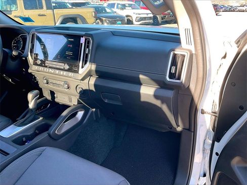 Used 2025 Nissan Frontier SV image 12