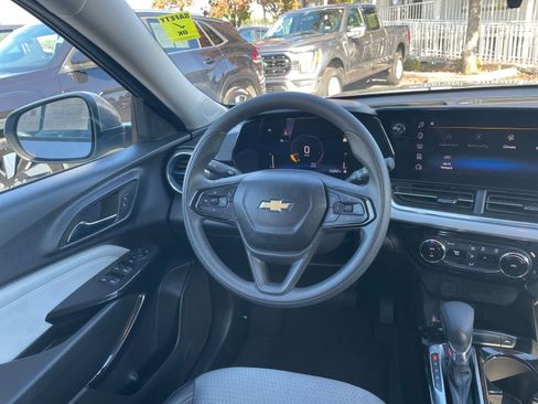Used 2025 Chevrolet Trax LT image 33