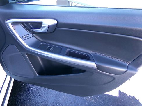 Used 2018 Volvo V60 T5 Cross Country w/ Convenience Package image 38