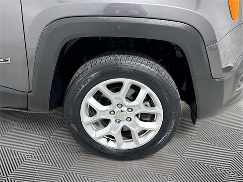 Used 2018 Jeep Renegade Latitude image 24