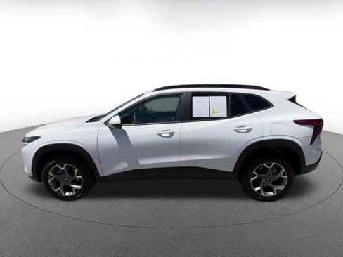 Used 2025 Chevrolet Trax LT FWD image 9
