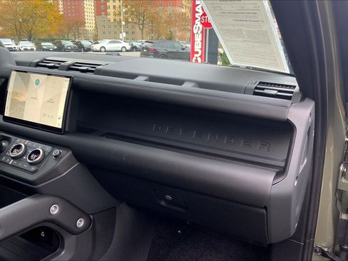 Used 2025 Land Rover Defender 110 X-Dynamic SE image 18