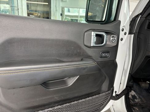 Used 2025 Jeep Wrangler Sahara image 20