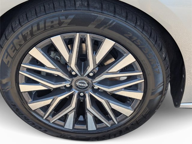 Used 2024 Nissan Altima 2.5 SV FWD image 12