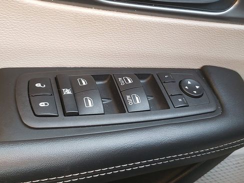 Used 2023 Chrysler Pacifica Touring-L image 29