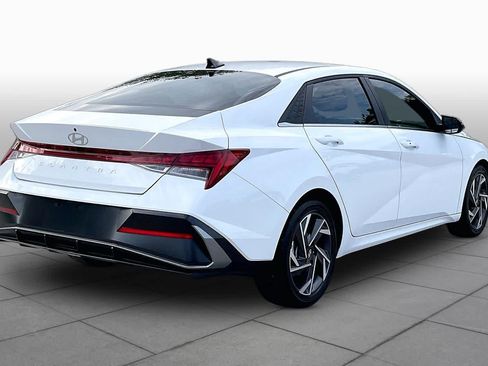 Used 2025 Hyundai Elantra SEL w/ Cargo Package FWD image 12