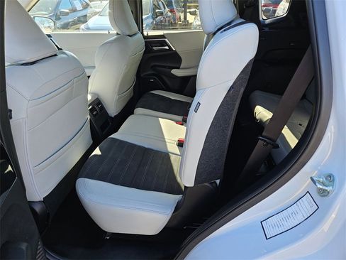 Used 2025 Mitsubishi Outlander SE image 26