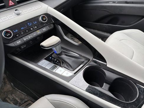 Certified 2022 Hyundai Elantra Limited image 28