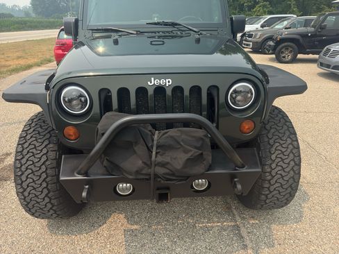 Used 2011 Jeep Wrangler Unlimited Rubicon w/ Connectivity Group AWD/4WD image 3