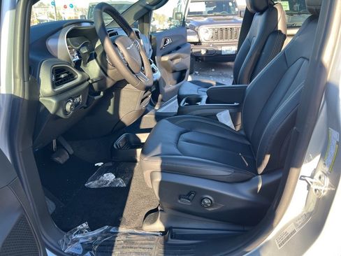 New 2026 Chrysler Pacifica Select image 19