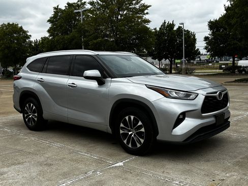 Used 2020 Toyota Highlander XLE FWD image 15