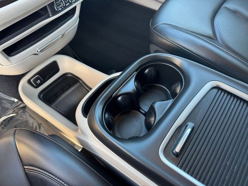 Used 2023 Chrysler Pacifica Touring-L image 43