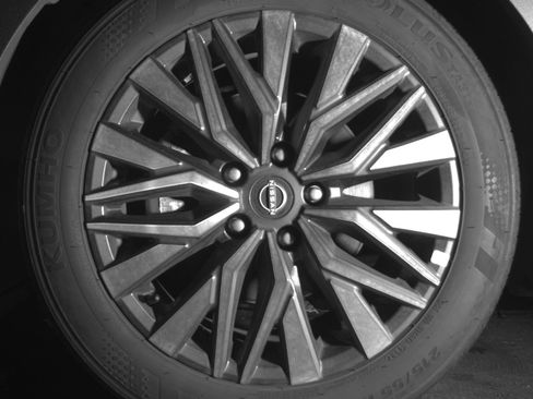 Used 2025 Nissan Altima 2.5 SV FWD image 12