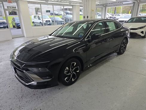 Used 2025 Hyundai Sonata SEL FWD image 2