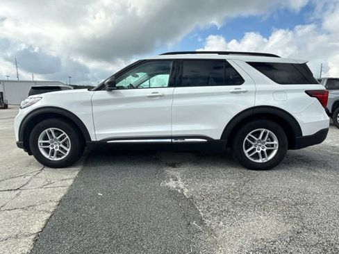 Used 2025 Ford Explorer Active w/ Active Comfort Package RWD image 2