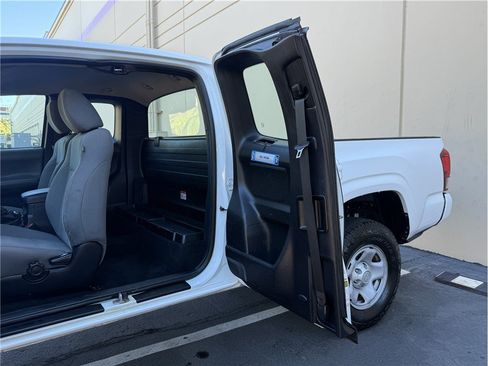 Used 2018 Toyota Tacoma SR RWD image 18