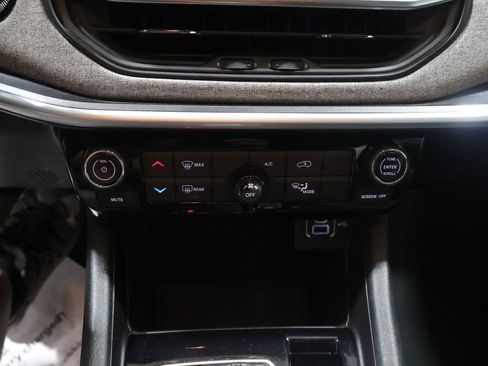 Used 2024 Jeep Compass Latitude AWD/4WD image 27