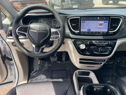 Used 2024 Chrysler Pacifica Select w/ Uconnect Theater Family Group image 4