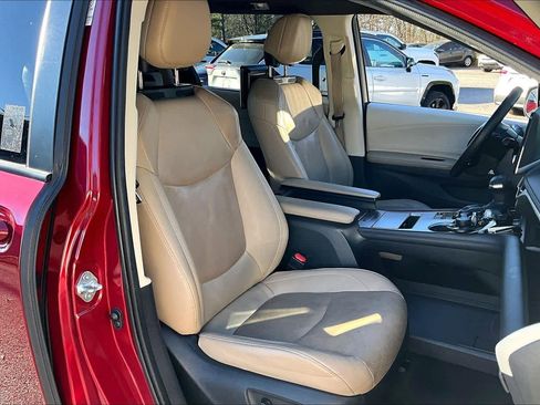 Used 2021 Toyota Sienna Limited image 9