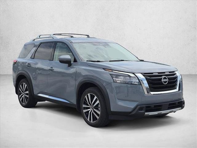 Used 2024 Nissan Pathfinder Platinum FWD image 3