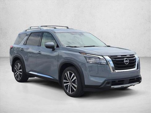 Used 2024 Nissan Pathfinder Platinum FWD image 3