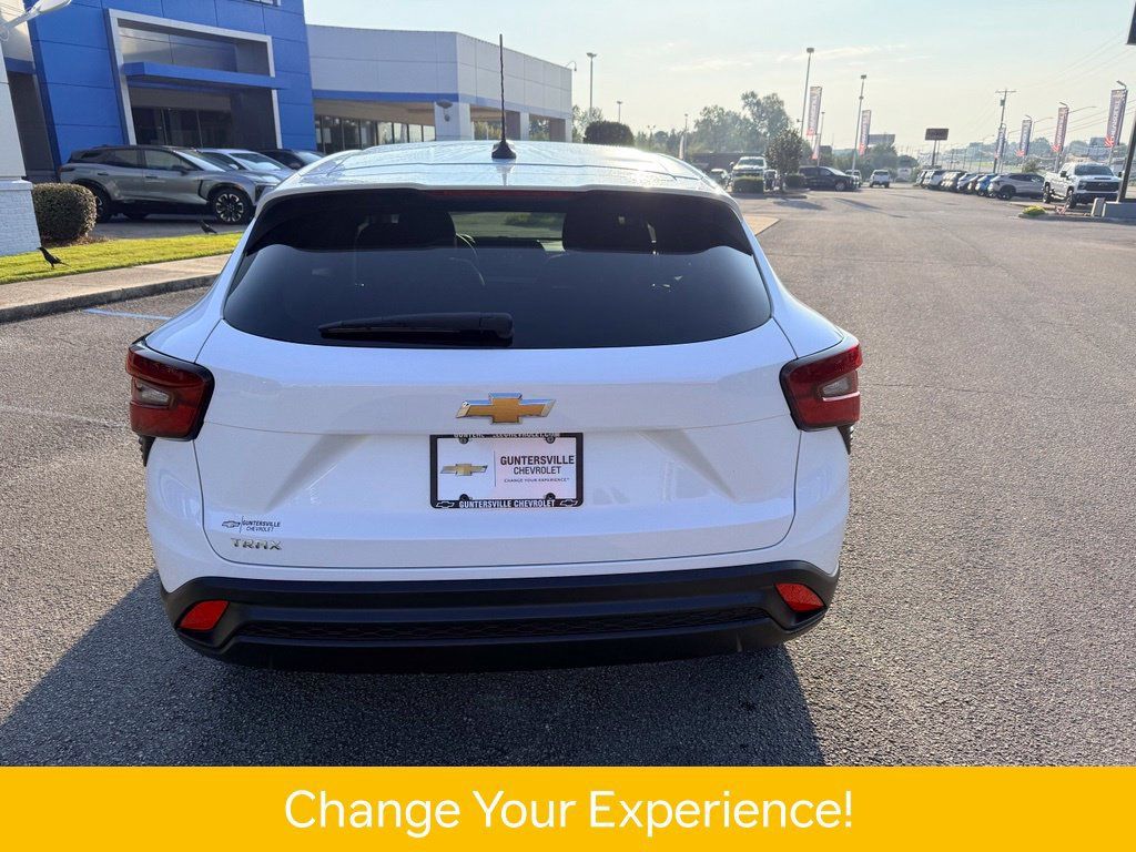 Used 2024 Chevrolet Trax LS w/ LS Convenience Package FWD image 5