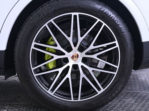 Used 2025 Porsche Cayenne E-Hybrid image 12